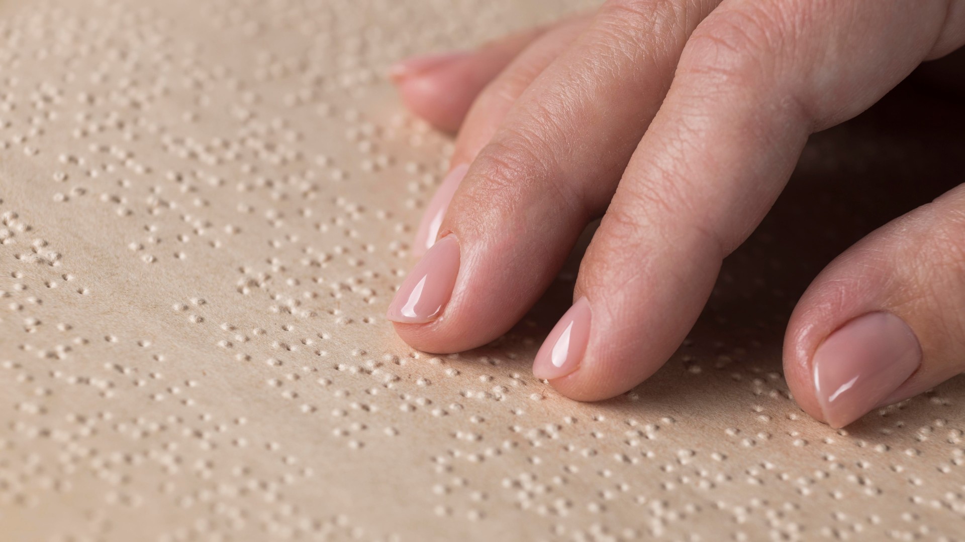 Finger, die Brailleschrift lesen